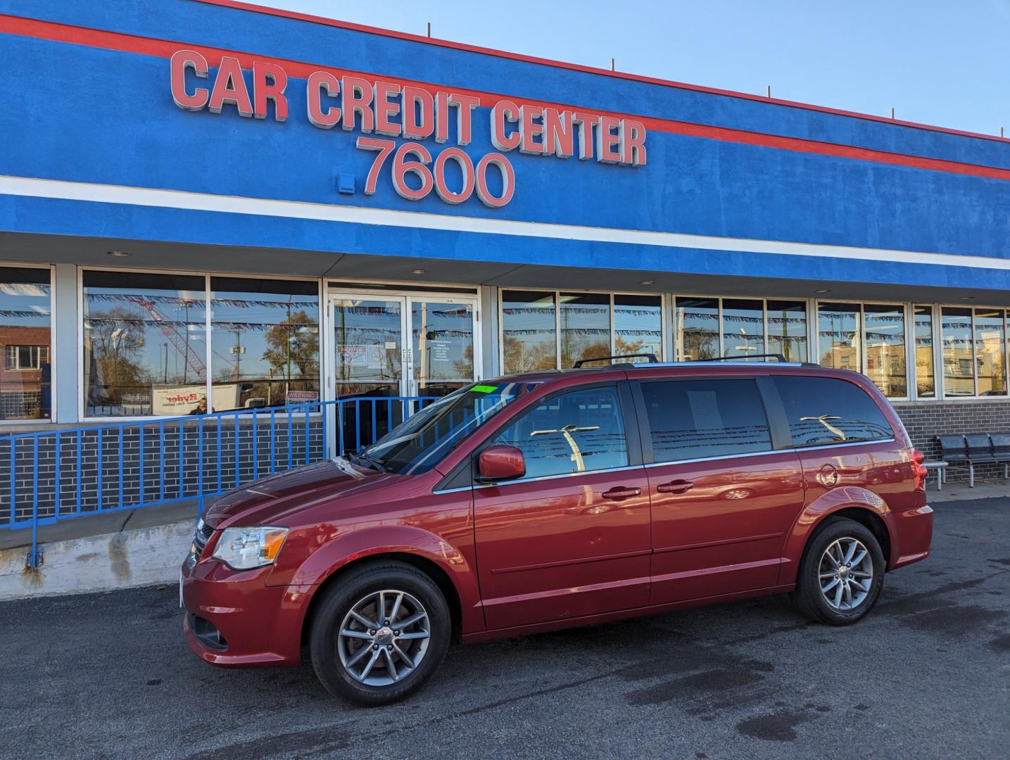 2015 RED Dodge Grand Caravan SXT (2C4RDGCG1FR) with an 3.6L V6 DOHC 24V engine, 6-Speed Automatic transmission, located at 7600 S Western Ave., Chicago, IL, 60620, (773) 918-3980, 0.000000, 0.000000 - Photo#1